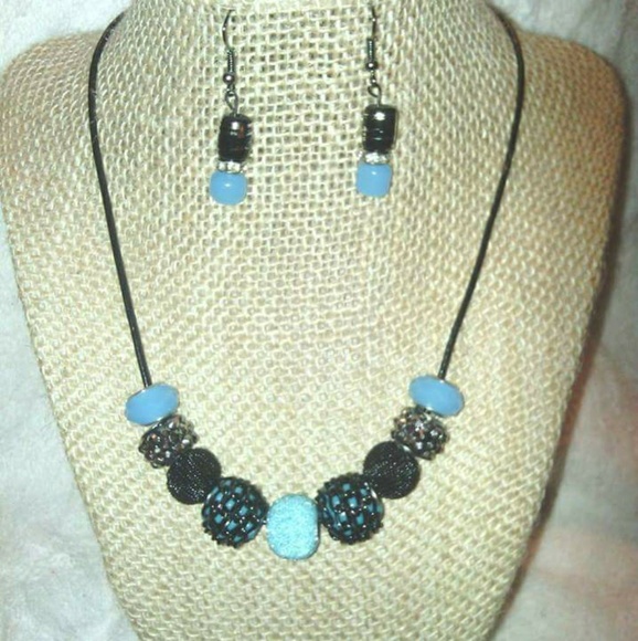 Handmade necklace and earrings - Picture 1 of 1